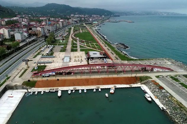 Sosyal medyanın gündemine oturdu! Altından su akmayan köprü için çözüm aranıyor
