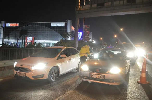 Son dakika: Sokağa çıkma kısıtlamasının ilk gecesinde polis ekiplerinden E-5'te trafik uygulaması: Kurallar uymayanlara ceza kesildi