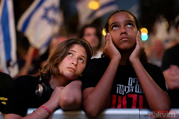 Tel Aviv'de kafesli protesto! Onlarca İsrailli, Netanyahu'nun istifası için sokaklara döküldü: Sen baştasın, sen suçlusun - 21