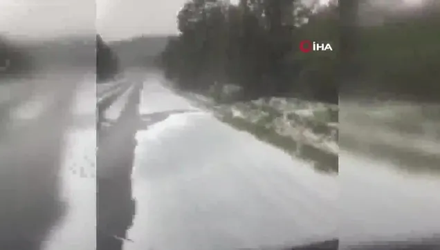 Dolu yağışı yolları beyaza bürüdü