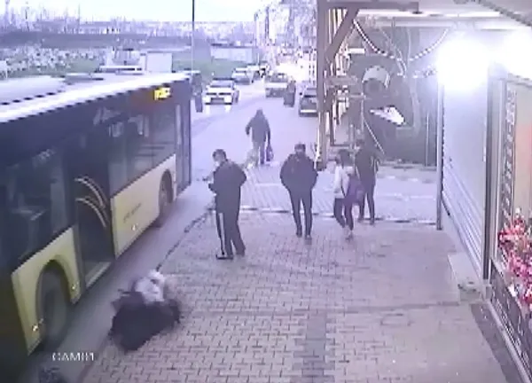 Yine İETT yine skandal! Arıza, şoför magandalığı derken şimdi de bu! Yaşlı kadının inmesini beklemeyince...-3