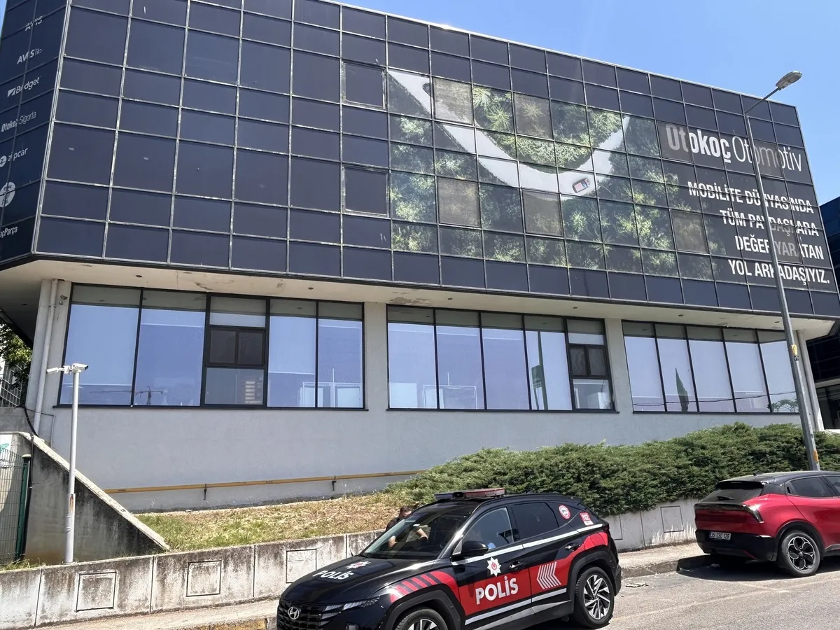 otokoca-provokatif-saldiri-rahmi-koc-detayi-savcilik-devrede-hedef-kim-1780840599673.jpeg İstanbul ve Antalya'da Otokoç, Diyarbakır'da Yapı Kredi: Koç Holding'e üçüncü saldırı | Rahmi Koç detayı-3