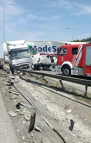 TEM'de zincirleme kaza! 6 araç birbirine girdi trafik kilit