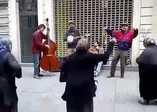 Mendilci teyzelerin müzisyenlere eşlik ettiği anlar sosyal medyayı salladı