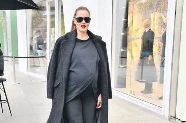 İkinci çocuğuna gün sayan Fahriye Evcen objektiflere takıldı