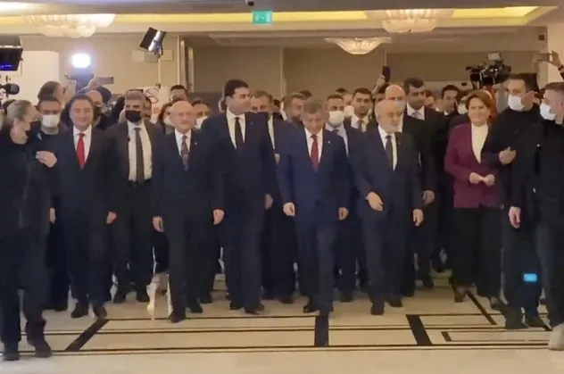 6'lı ittifakın buluşmasında kavga ve kargaşa! Sıra karıştı CHP ve İP korumaları birbirine girdi