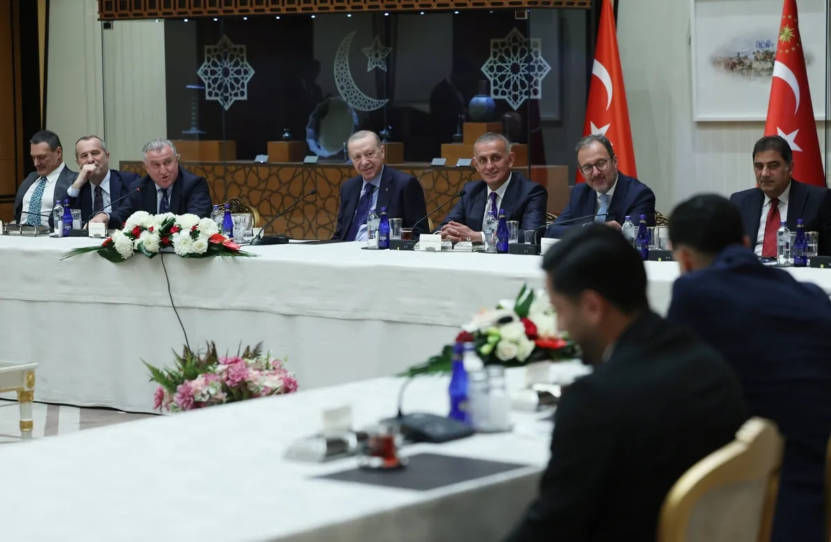 baskan-erdogan-super-lige-yukselen-takimlari-kabul-etti-1786627142907.jpeg Başkan Erdoğan Süper Lig'e yükselen takımları kabul etti! Amedspor'dan 21 numaralı forma hediyesi-4