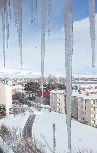 Tatvan'da buz sarkıtları 2 metreyi buldu