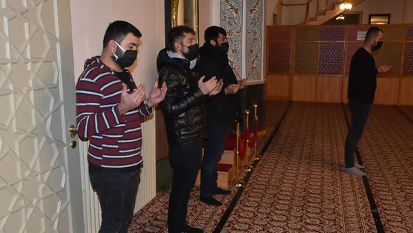 ayasofya-i-kebir-cami-i-ve-tum-yurtta-regaip-kandili-idrak-edildi-1613682931229.jpg Ayasofya-i Kebir Cami-i Şerifi ve tüm yurtta Regaip Kandili idrak edildi-6