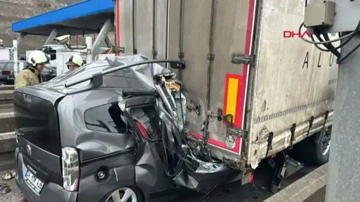 Pendik'te ikinci gişe faciası! Hafif ticari araç TIR'ın altına girdi: 1 ölü