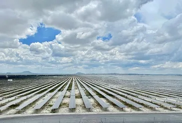 Avrupa'nın en büyük güneş enerji santrali havadan görüntülendi! 2 milyon kişinin elektrik ihtiyacını karşılıyor