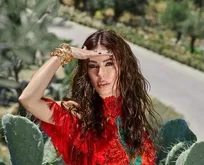 Defne Samyeli’nin fiziği 20’liklere taş çıkardı! Siyah bikinisiyle göz kamaştırdı