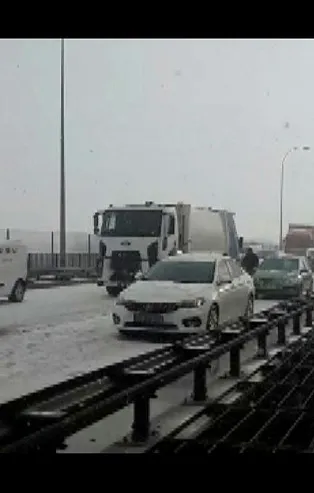 Son dakika: TEM'de kar nedeniyle zincirleme trafik kazası: Yol trafiğe kapandı