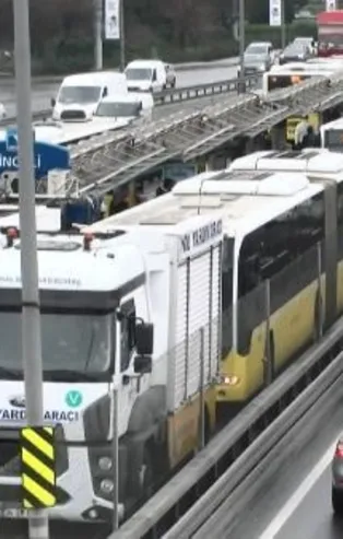 İstanbul'da toplu taşıma çilesi sürüyor! Bakırköy'de arızalanan metrobüs uzun kuyruklara neden oldu