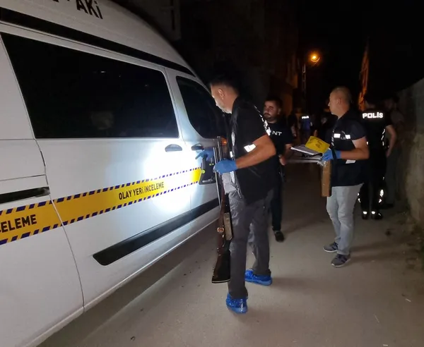 adanada-iki-aile-arasinda-6-kisinin-yaralandigi-silahli-kavga-cocuklarin-oynadigi-topun-otomobile-carpmasi-son-1657702296601.jpg Adana'da iki aile arasında 6 kişinin yaralandığı silahlı kavga çocukların oynadığı topun otomobile çarpması sonucu çıktı-6