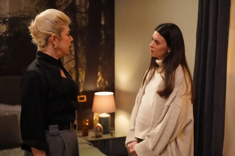 yali-capkini-dizisinde-soke-eden-basrol-degisikligi-biletini-cat-diye-kesiyor-masumluk-oyunu-bitti-1706726290184.jpg Yalı Çapkını dizisinde şoke eden başrol değişikliği! Biletini çat diye kesiyor masumluk oyunu bitti-4