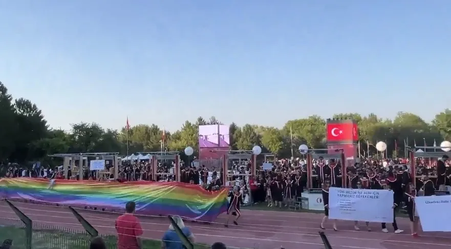 1784487894978.jpeg ODTÜ mezuniyet töreninde LGBT bayraklı provokasyon! Ayet açana yasak paçavra açana serbest-2