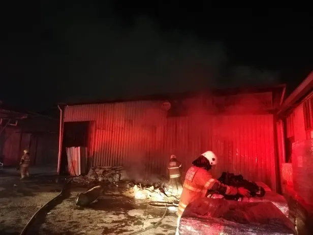 izmirde-1636856504282.jpeg İzmir Bornova'da alacak-verecek meselesi kundaklama ile bitti! Mobilya atölyesi alev alev yandı-2