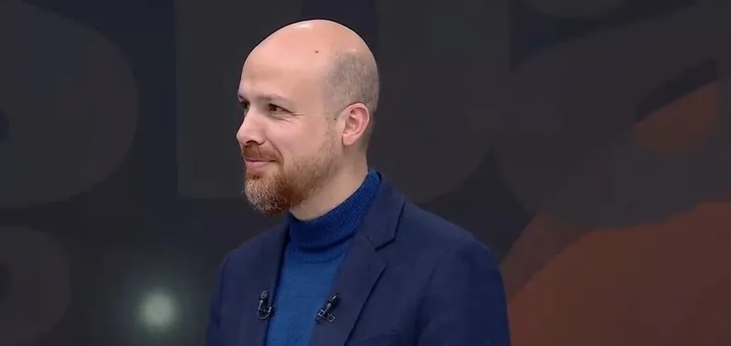 bilal-erdogandan-net-mesaj-egitim-yatirimlari-turkiyeyi-guclendirdi-1766299138515.jpeg Bilal Erdoğan Vav TV'de "vav kuşağı" ile bir araya geldi! Ecdadın mirasıyla geleceğe | Babasının elini öptüğü anı anlattı-3