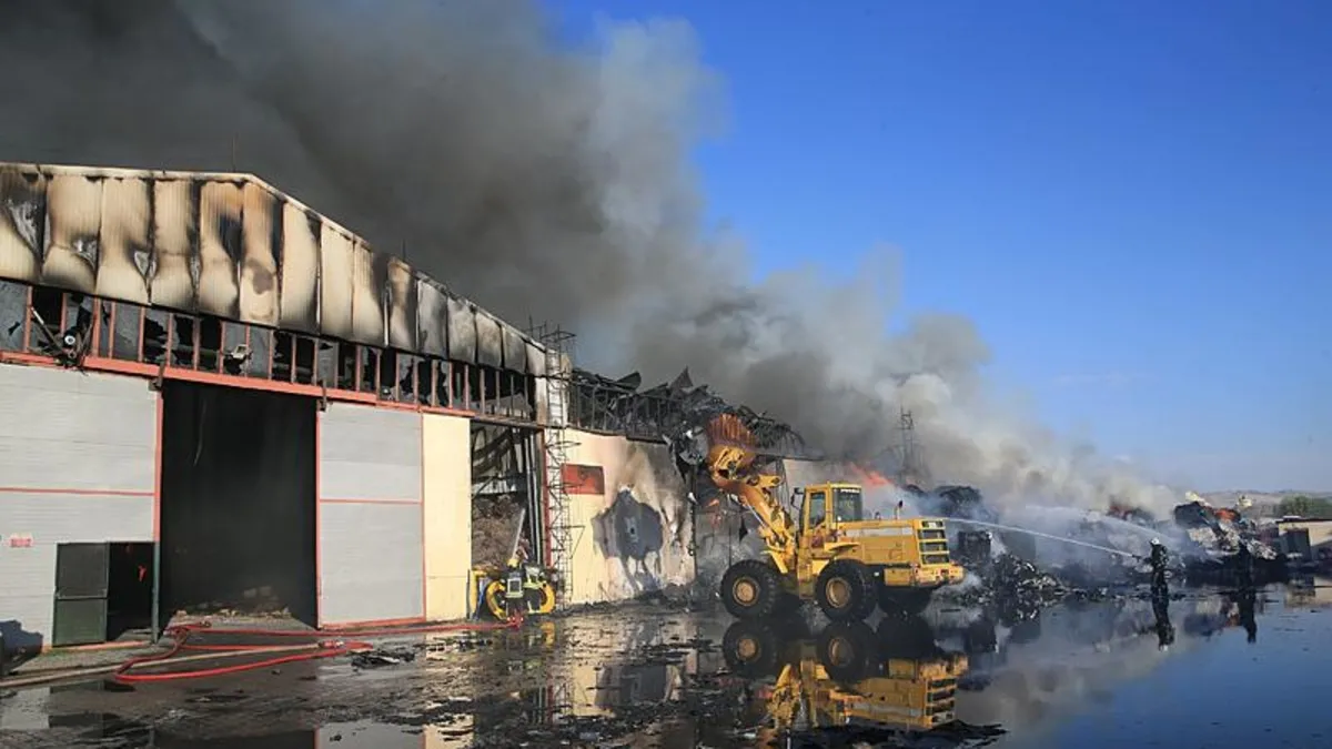 Kayseri'de keçe fabrikasında yangın! Alevler kısa sürede etrafı sardı