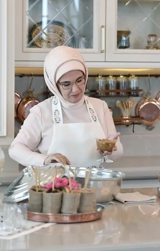 Emine Erdoğan'dan Aşure Günü paylaşımı: Komşularımıza ulaştırmayı unutmayalım