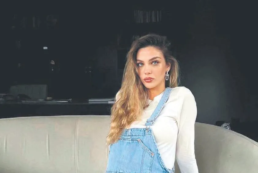 Karnı burnunda poz!