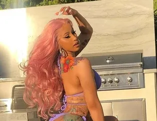 Yeni dövmeleriyle dikkat çeken Cardi B sosyal medyada kızıyla ilgi odağı oldu!