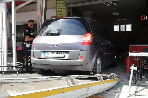 Fren yerine gaza basan sürücü markete girdi