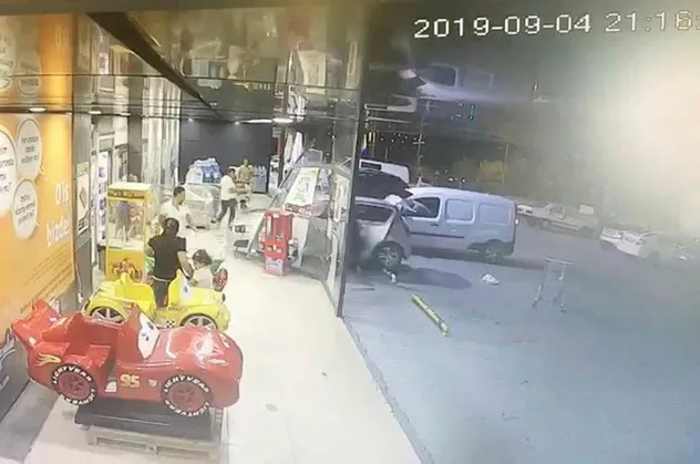 Ankara'da 3 yaşındaki çocuk otomobille markete daldı