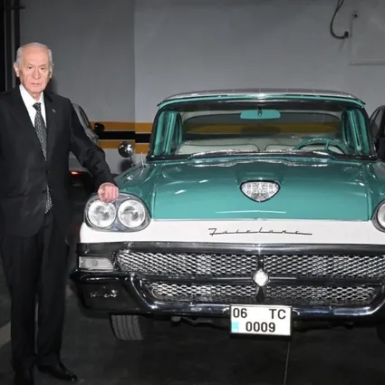 MHP Lideri Bahçeli’den sürpriz! Klasik otomobili hediye etti