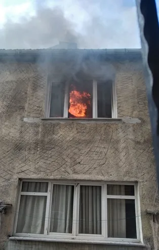 İstanbul Bayrampaşa'da korkutan yangın! Ev küle döndü