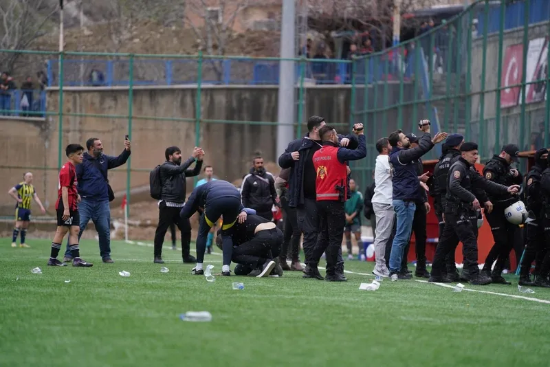 fenerbahceden-hakkarideki-saldiri-sonrasi-aciklama-kabul-edilemez-1775237406875.jpg Fenerbahçe'den Hakkari'deki saldırı sonrası açıklama! "Kabul edilemez"-2