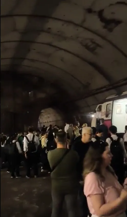 Kadıköy-Sabiha Gökçen metrosunda arıza: 3 kişi hastaneye kaldırıldı-3