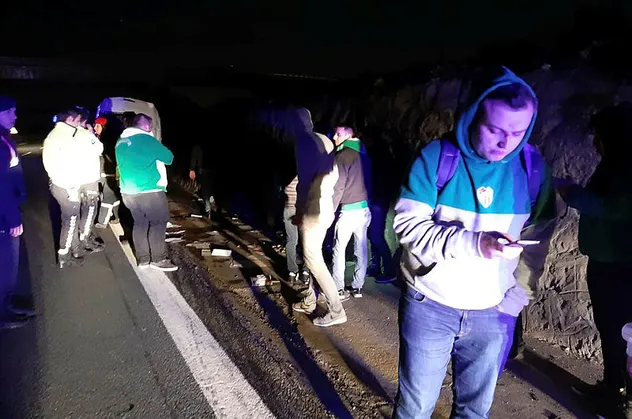 Bursaspor taraftarını taşıyan minibüs TIR'la çarpıştı! 10 yaralı