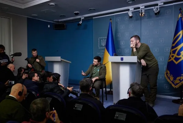 macronun-zelensky-tarzi-alay-konusu-oldu-ozenti-yorumlari-geldi-1647329655430.jpg Macron'un Zelensky tarzı alay konusu oldu! Özenti yorumları geldi-6