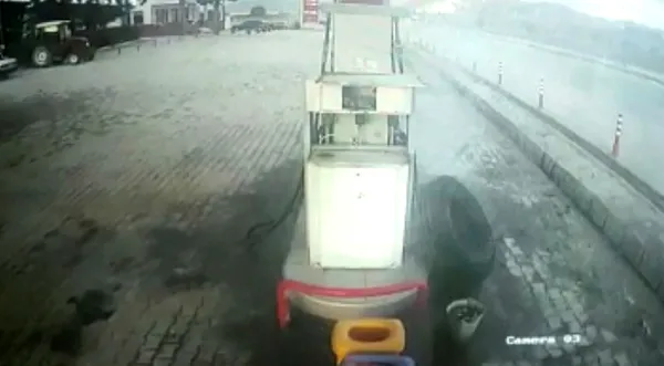 faciadan-donuldu-tirin-firlayan-tekeri-akaryakit-istasyonunda-pompaya-carpti-1644313756238.jpg Faciadan dönüldü! TIR'ın fırlayan tekeri akaryakıt istasyonunda pompaya çarptı-2