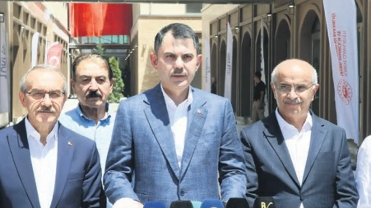 Bakan Murat Kurum’dan Özgür Özel’e sert tepki: “Konut yapmayı bırak, çöp toplama bile yapamıyorlar”
