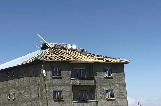 Van'da fırtına çatıları uçurdu