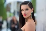 43'lük manken Adriana Lima eski fiziğine kavuştu! 10 aylık zayıflama kampına gitmişti! 'Tekrar melek olmuş'