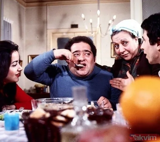 Yeşilçam'da Münir Özkul ve Adile Naşit'in efsane filmi Neşeli Günler'de inanılmaz hata! Filmin ortasında set çalışanının... - 4