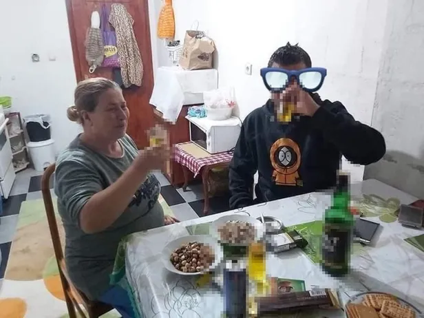 CHP’nin yoksul emekli kadın tiyatrosu! Evine ekmek alamıyor denilen kadının alkol sefasında fotoğrafları çıktı