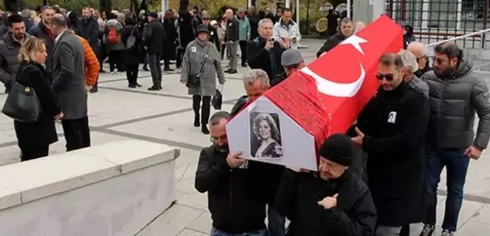 bayan-kahkaha-olarak-taninan-guzide-kasaciya-aci-veda-son-yolculuguna-ugurlandi-1701352033448.jpg Bayan Kahkaha olarak tanınan Güzide Kasacı’ya acı veda! Son yolculuğuna uğurlandı-3