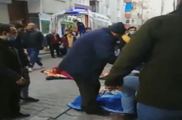 Küçükçekmece'de bir apartmanda çıkan doğal gaz sızıntısından 5 kişi zehirlendi