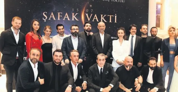 15/07 Şafak Vakti galasında duygulandıran anlar: Erkan Petekkaya şehit kızını alnından öptü
