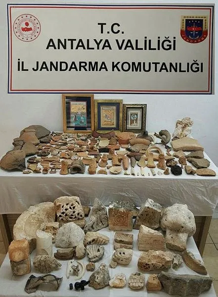 antalyada-2-alman-vatandasinin-yurt-disina-kacirmaya-calistigi-tarihi-eserler-ele-gecirildi-1623691125020.jpeg