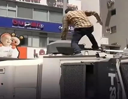 İzmir’deki provokasyonda TOMA’yı tekmeleyen Deniz Yolçu tutuklandı