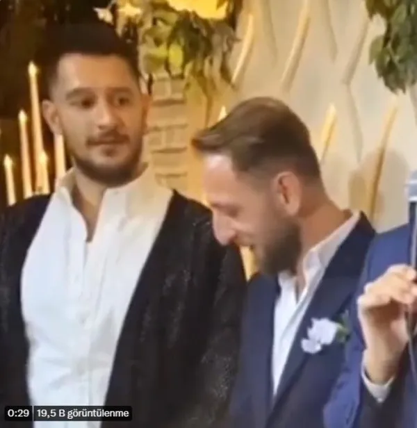 kadir-dogulunun-nisan-torenindeki-hallerini-olay-oldu-uraz-kaygilaroglu-neye-ugradigini-sasirdi-kendini-zor-tu-1664820060120.jpg Kadir Doğulu'nun nişan törenindeki hallerini olay oldu! Uraz Kaygılaroğlu neye uğradığını şaşırdı! Kendini zor tuttu-3