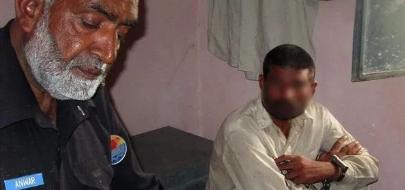 Pakistan'da yamyamlıkla suçlanan iki kişi yakalandı. Zanlıların evinde yapılan aramada, bazı vücut parçaları ve bir çocuğa ait kafatası bulundu