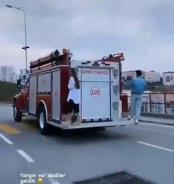 izmir-itfaiyesindeki-rezalette-yeni-gelisme-merak-ettiklerini-soyleyince-bindirdik-1622741759897.jpeg