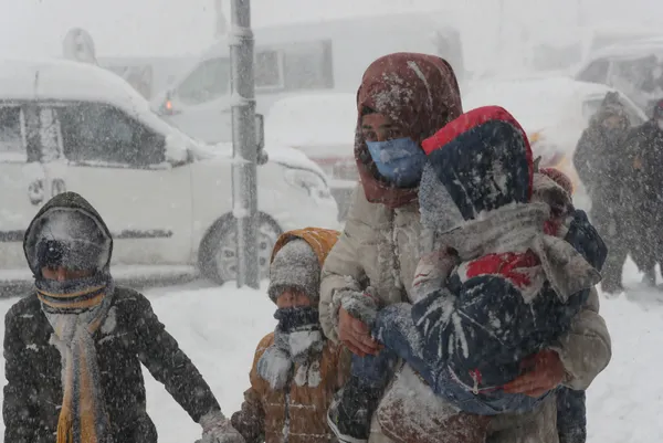 son-dakika-istanbulda-uyari-ustune-uyari-beylikduzu-buyukcelmece-arasi-e-5-trafige-kapandi-yogun-kar-yagisi-ge-1643031160846.jpg Son dakika: İstanbul'da uyarı üstüne uyarı! E-5 trafiğe kapandı! THY açıkladı: Uçuşlar durdu! Otogardan çıkışlar yasak... İşte son durum-13